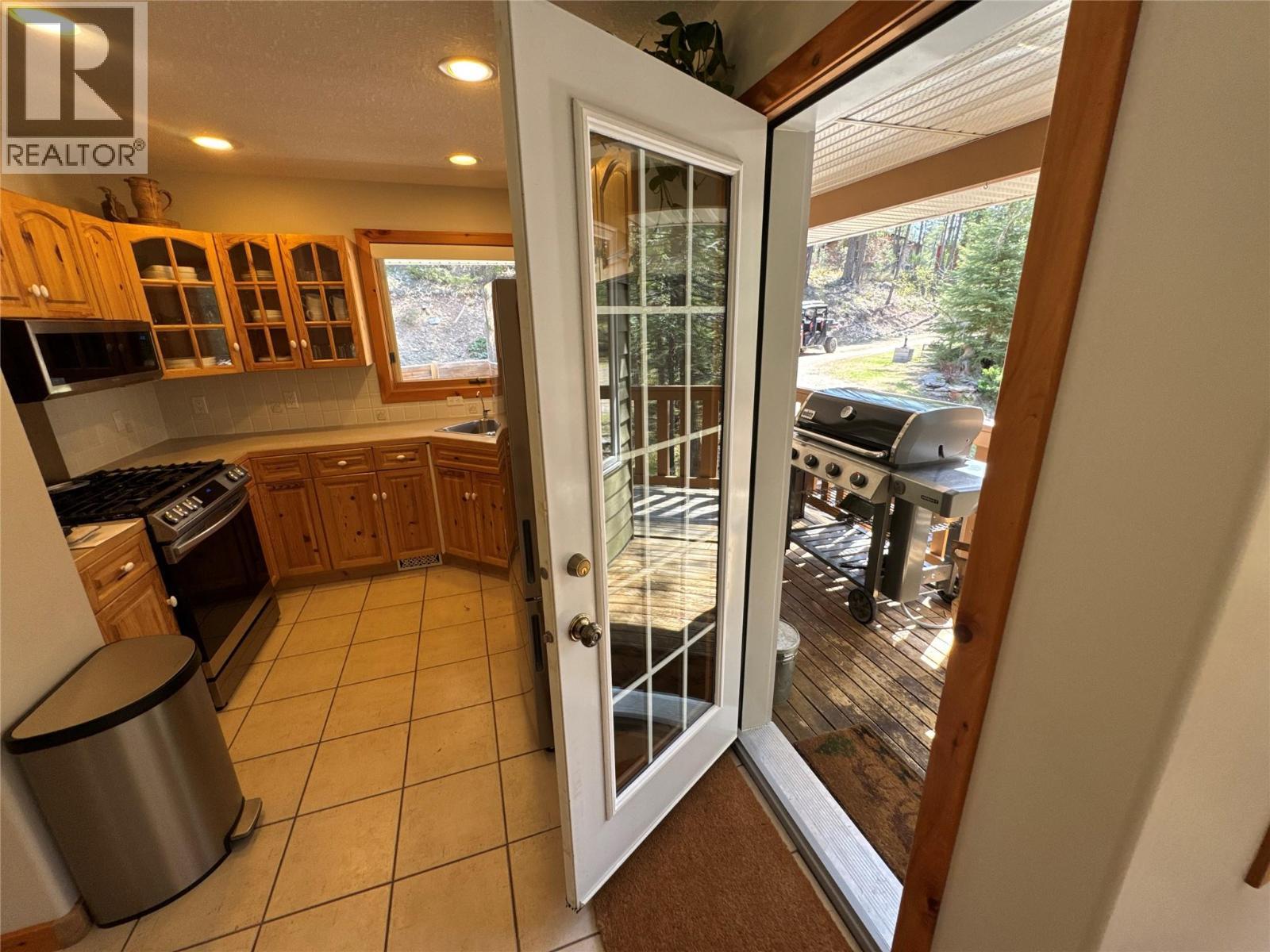 2851 Rosen Heights Road, Jaffray, BC - Indoor Photo Showing Kitchen