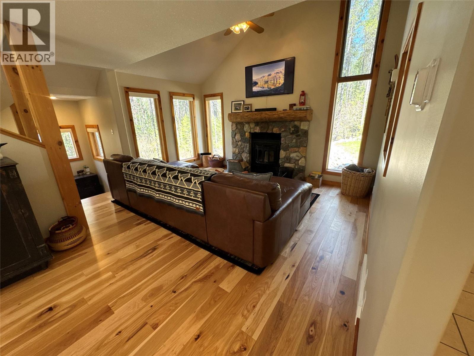 2851 Rosen Heights Road, Jaffray, BC - Indoor Photo Showing Living Room With Fireplace