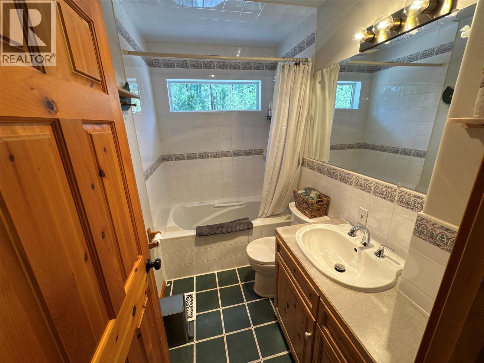 2851 Rosen Heights Road, Jaffray, BC - Indoor Photo Showing Bathroom