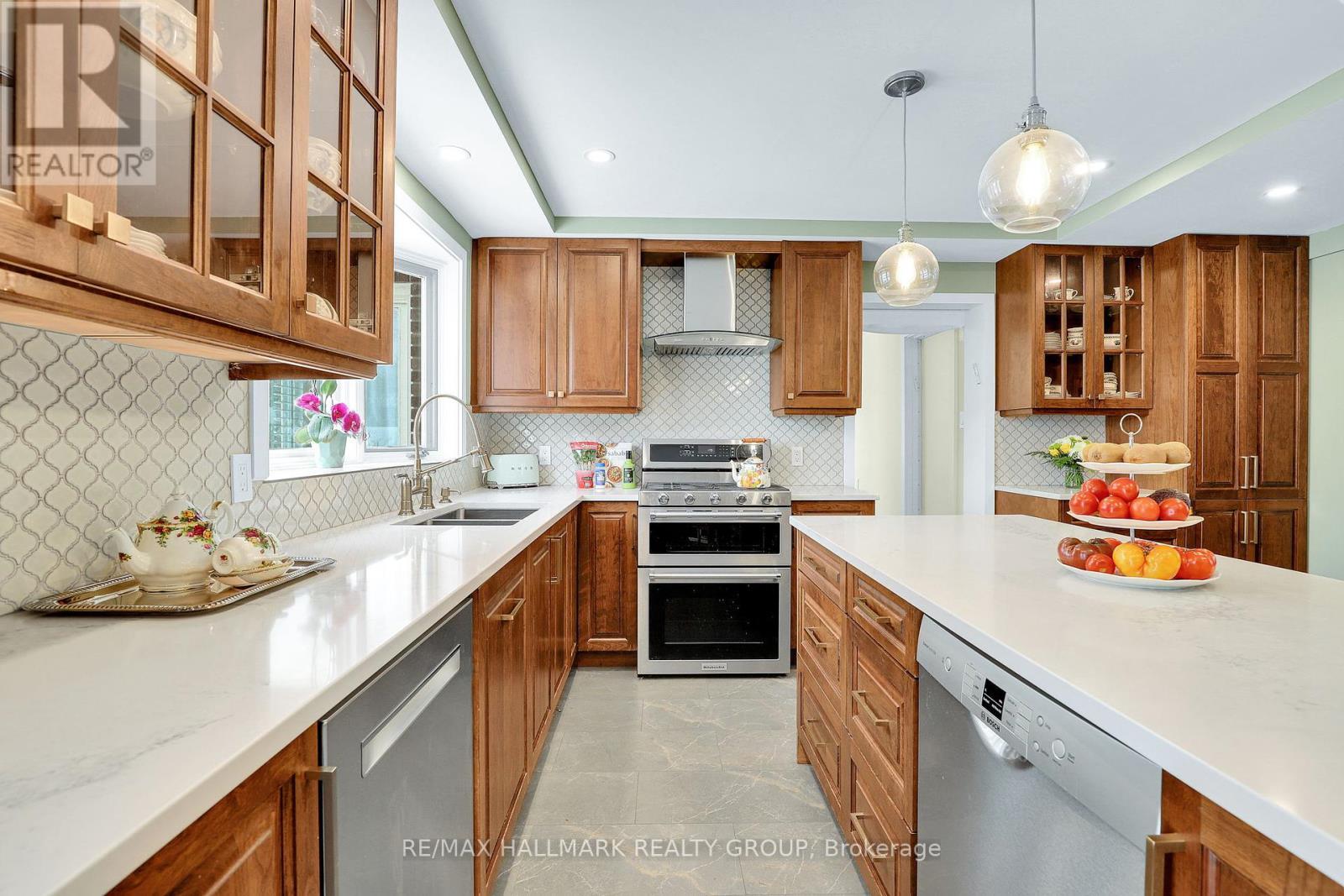 1712 Playfair Drive, Ottawa, ON - Indoor Photo Showing Kitchen With Double Sink With Upgraded Kitchen