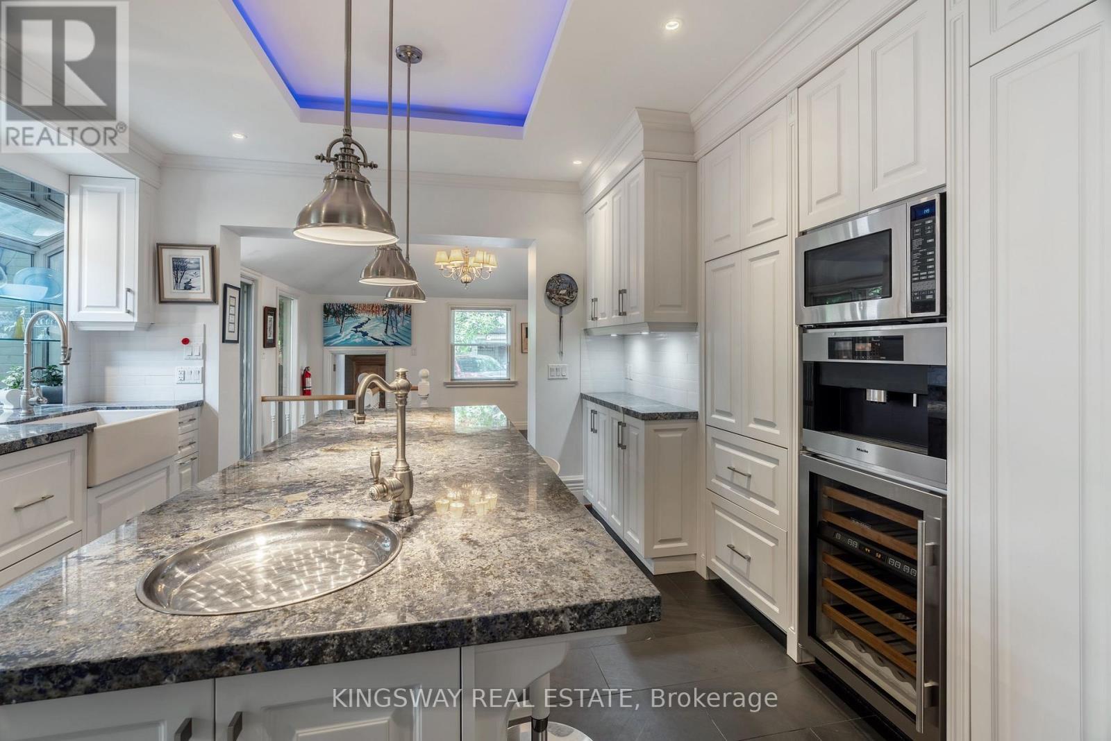 166 High Park Avenue, Toronto, ON - Indoor Photo Showing Kitchen With Upgraded Kitchen