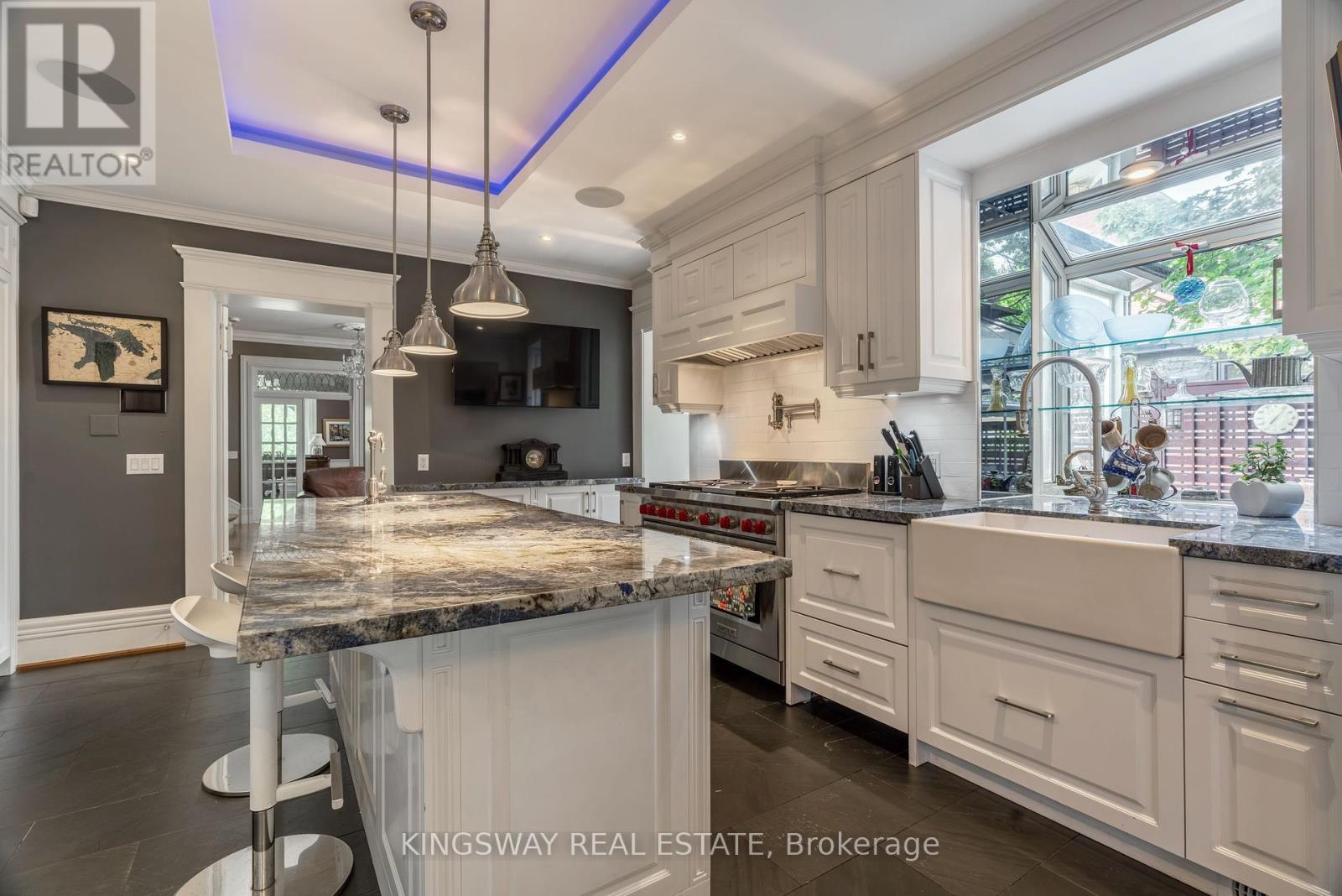 166 High Park Avenue, Toronto, ON - Indoor Photo Showing Kitchen With Upgraded Kitchen