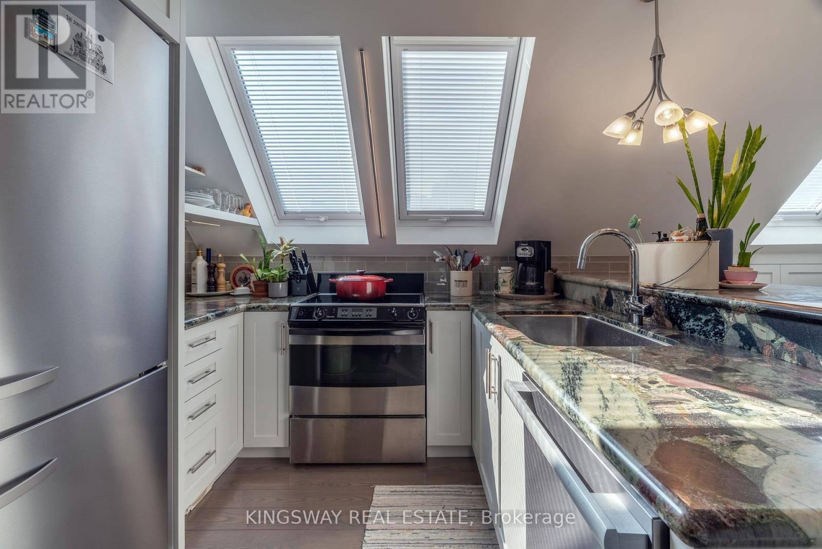 166 High Park Avenue, Toronto, ON - Indoor Photo Showing Kitchen
