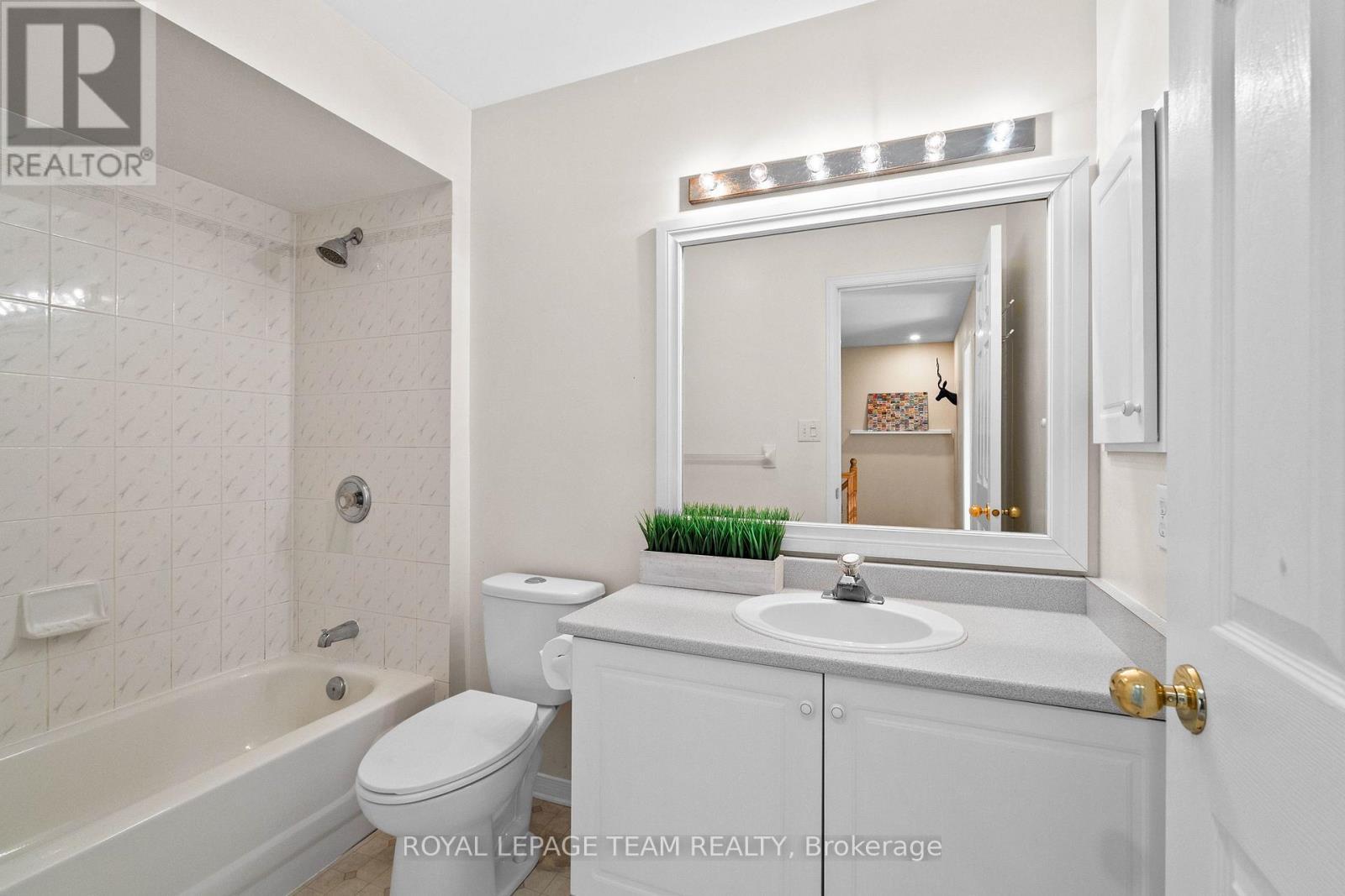 16 Baton Court, Ottawa, ON - Indoor Photo Showing Bathroom