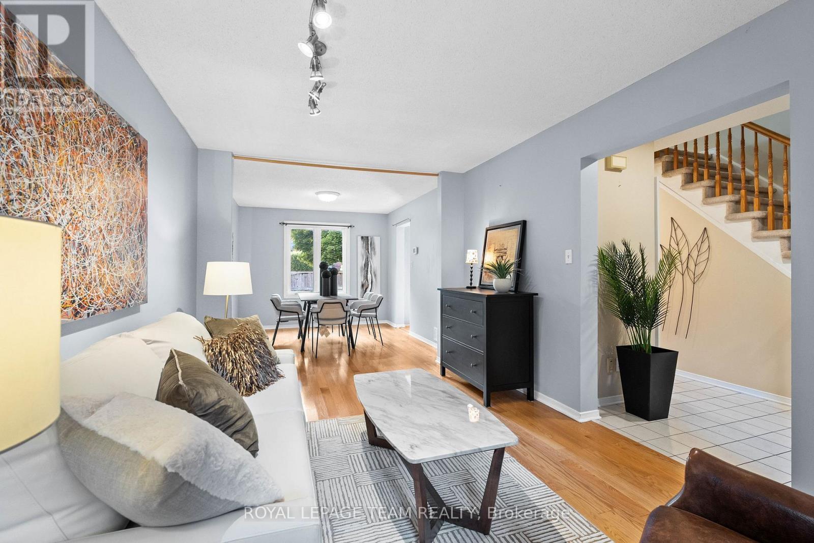 16 Baton Court, Ottawa, ON - Indoor Photo Showing Living Room