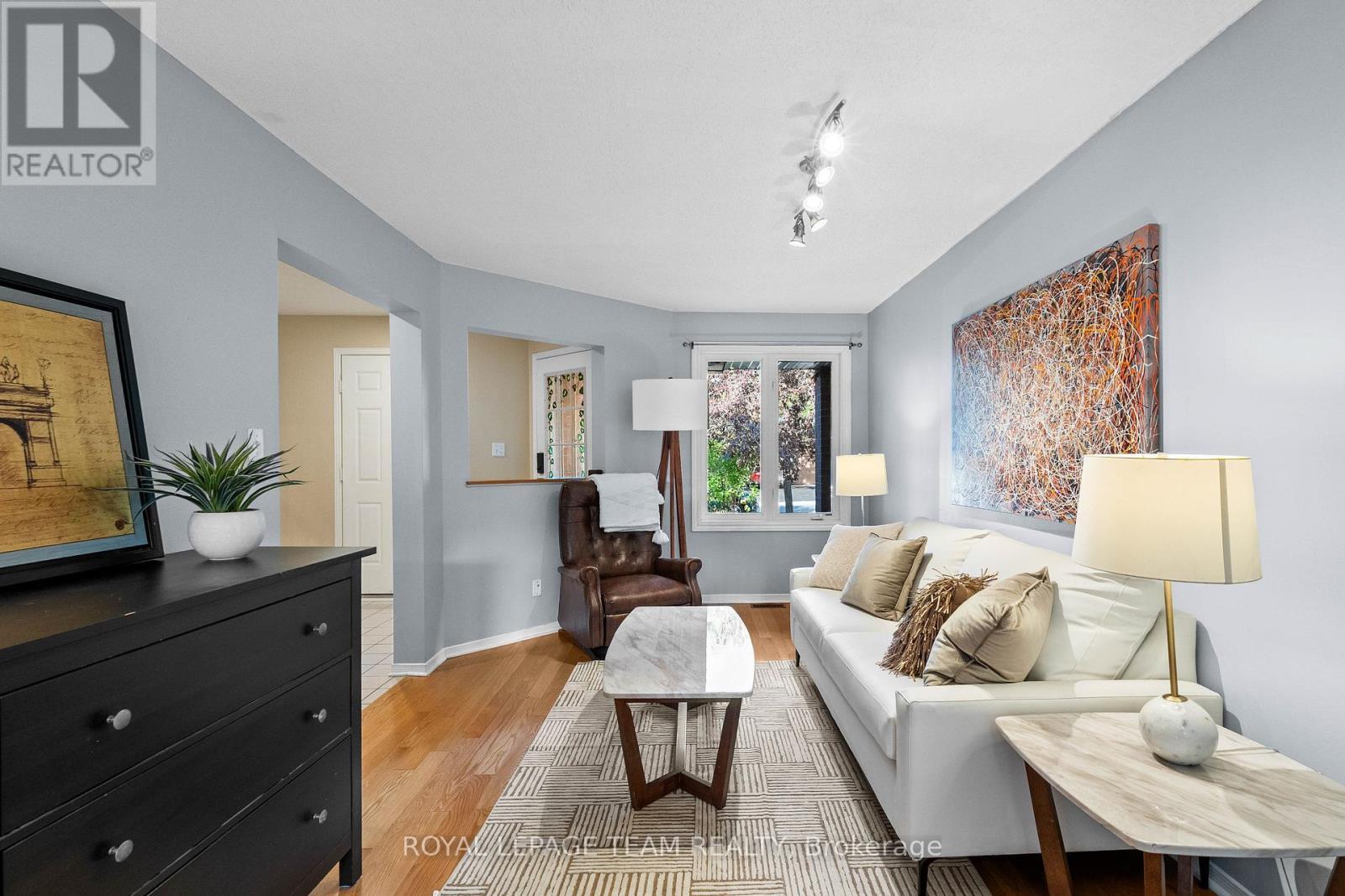 16 Baton Court, Ottawa, ON - Indoor Photo Showing Living Room