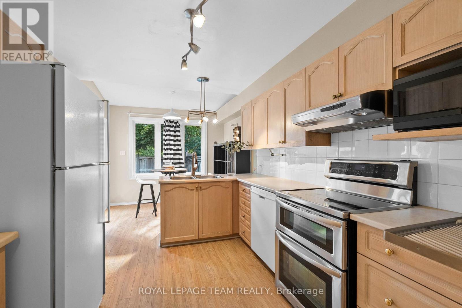 16 Baton Court, Ottawa, ON - Indoor Photo Showing Kitchen With Double Sink