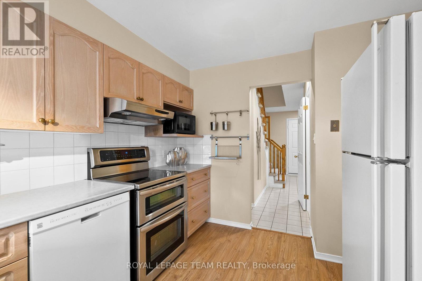 16 Baton Court, Ottawa, ON - Indoor Photo Showing Kitchen