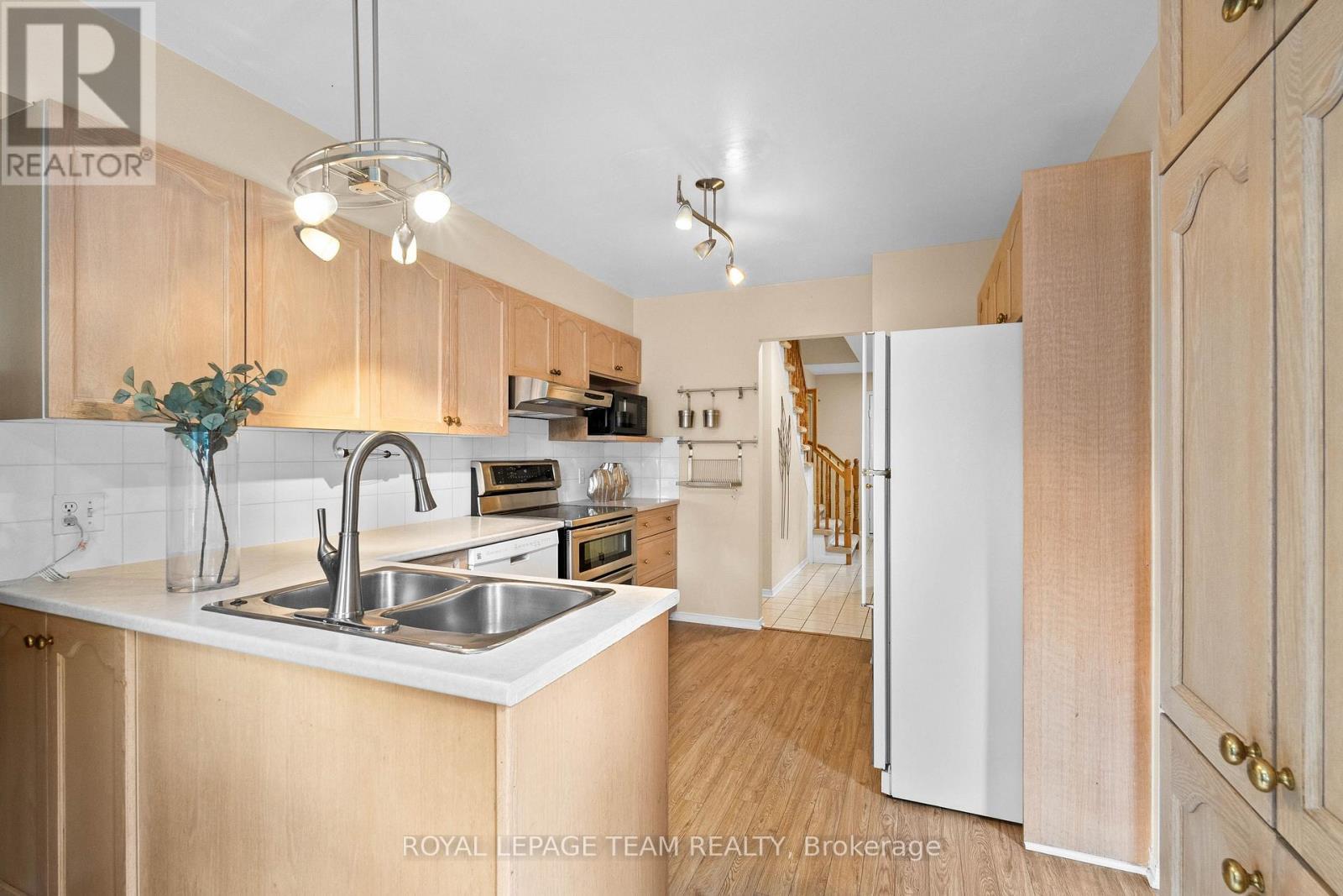 16 Baton Court, Ottawa, ON - Indoor Photo Showing Kitchen With Double Sink