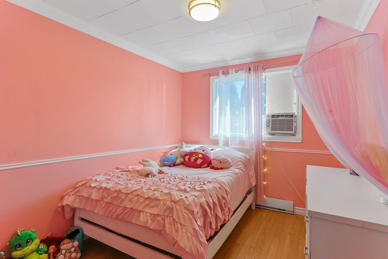 Bedroom - 289 - 291 Rue Du Parc, Saint-Clet, QC - Indoor Photo Showing Bedroom