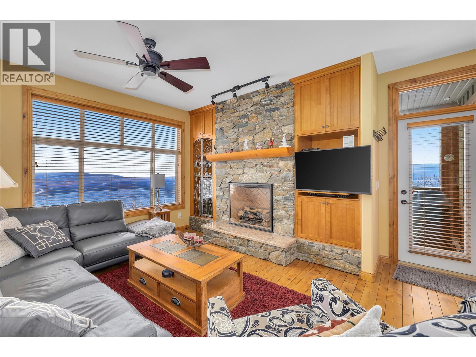 7700 Porcupine Road Unit# 4510, Big White, BC - Indoor Photo Showing Living Room With Fireplace