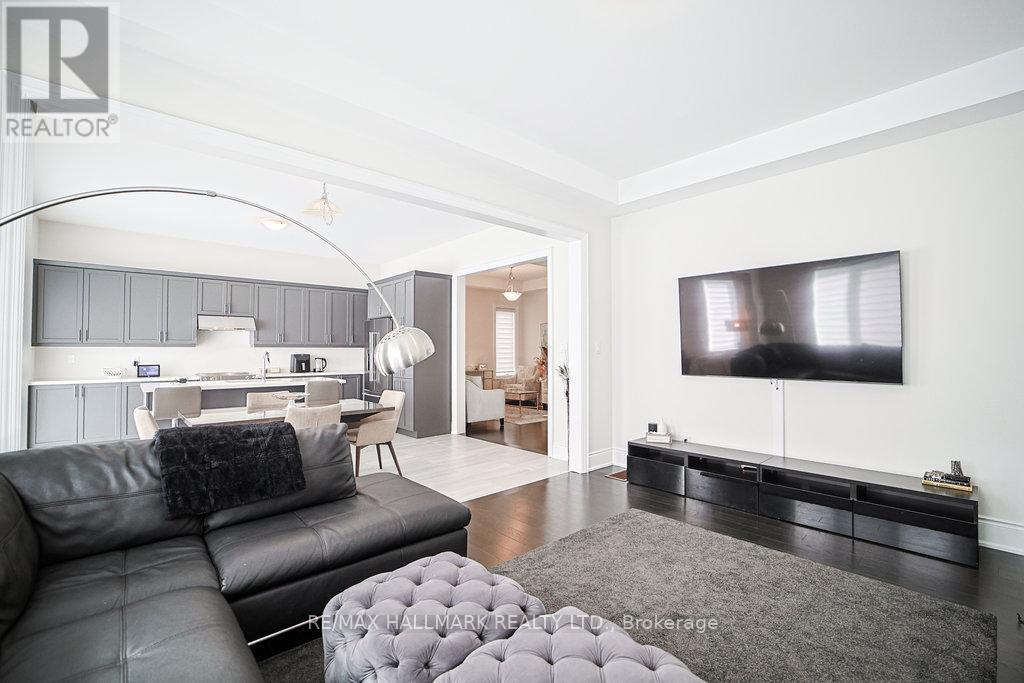 Family Room - 25 Kentledge Avenue, East Gwillimbury, ON - Indoor Photo Showing Living Room