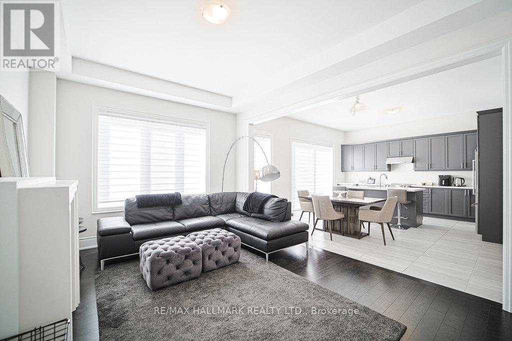Family Room - 25 Kentledge Avenue, East Gwillimbury, ON - Indoor Photo Showing Living Room