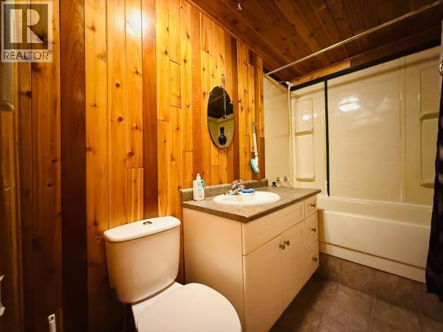 27-833 Range Road, Whitehorse, YT - Indoor Photo Showing Bathroom