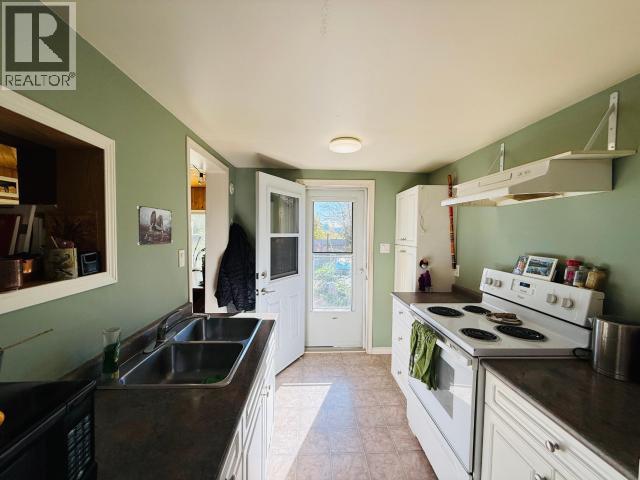 27-833 Range Road, Whitehorse, YT - Indoor Photo Showing Kitchen With Double Sink