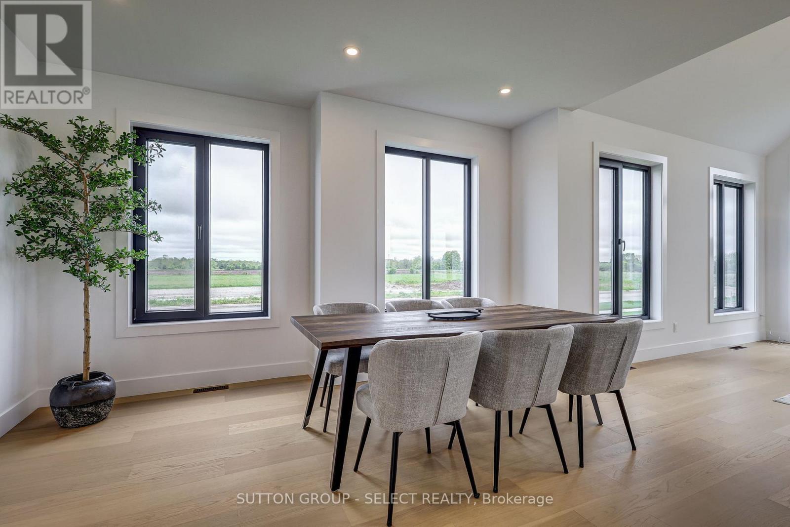 2 Five Stakes Street, Southwold, ON - Indoor Photo Showing Dining Room
