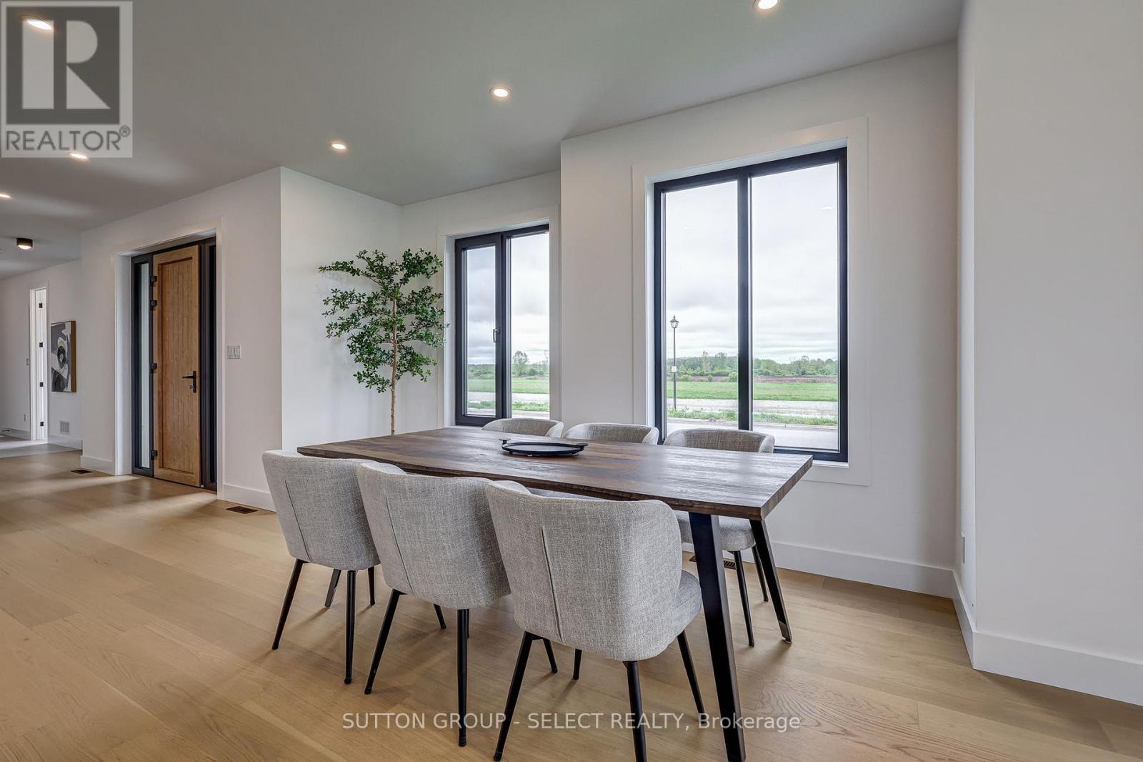 2 Five Stakes Street, Southwold, ON - Indoor Photo Showing Dining Room