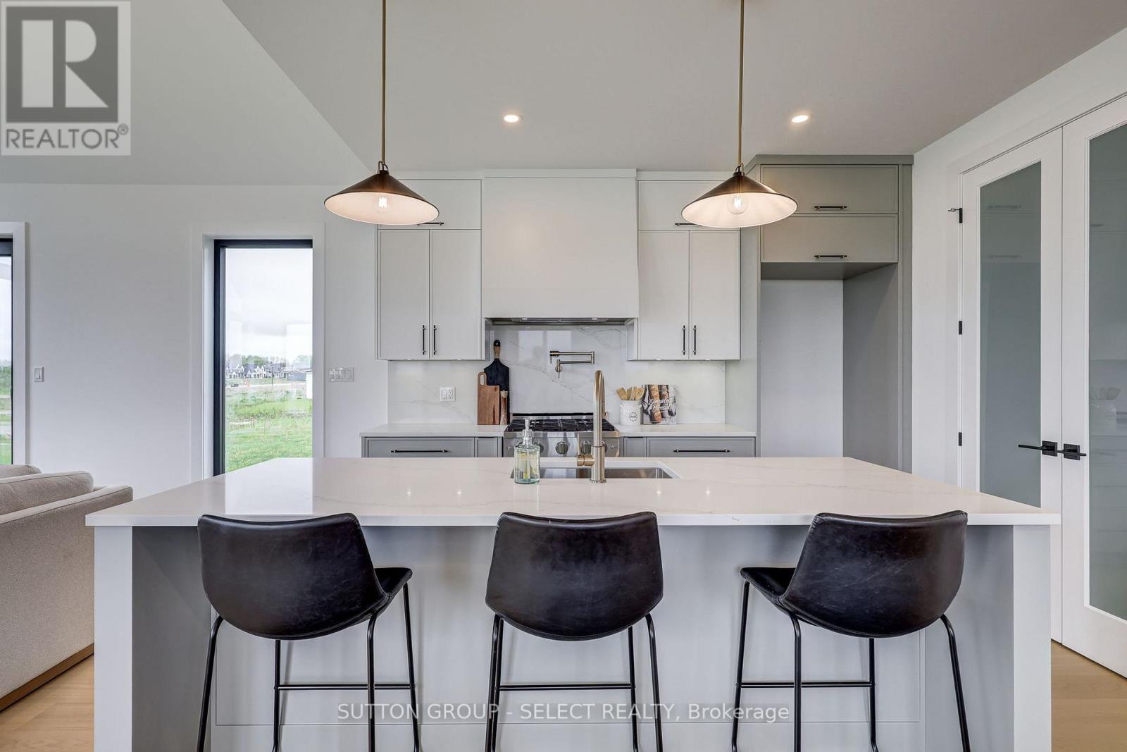 2 Five Stakes Street, Southwold, ON - Indoor Photo Showing Kitchen With Upgraded Kitchen