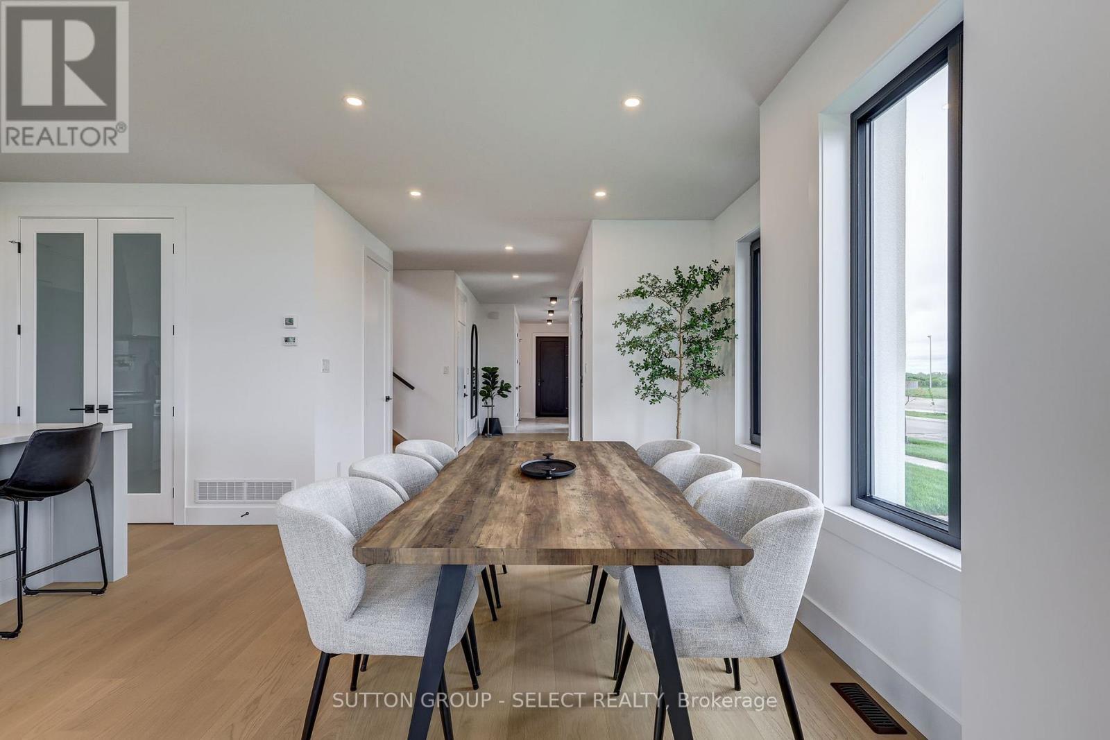 2 Five Stakes Street, Southwold, ON - Indoor Photo Showing Dining Room