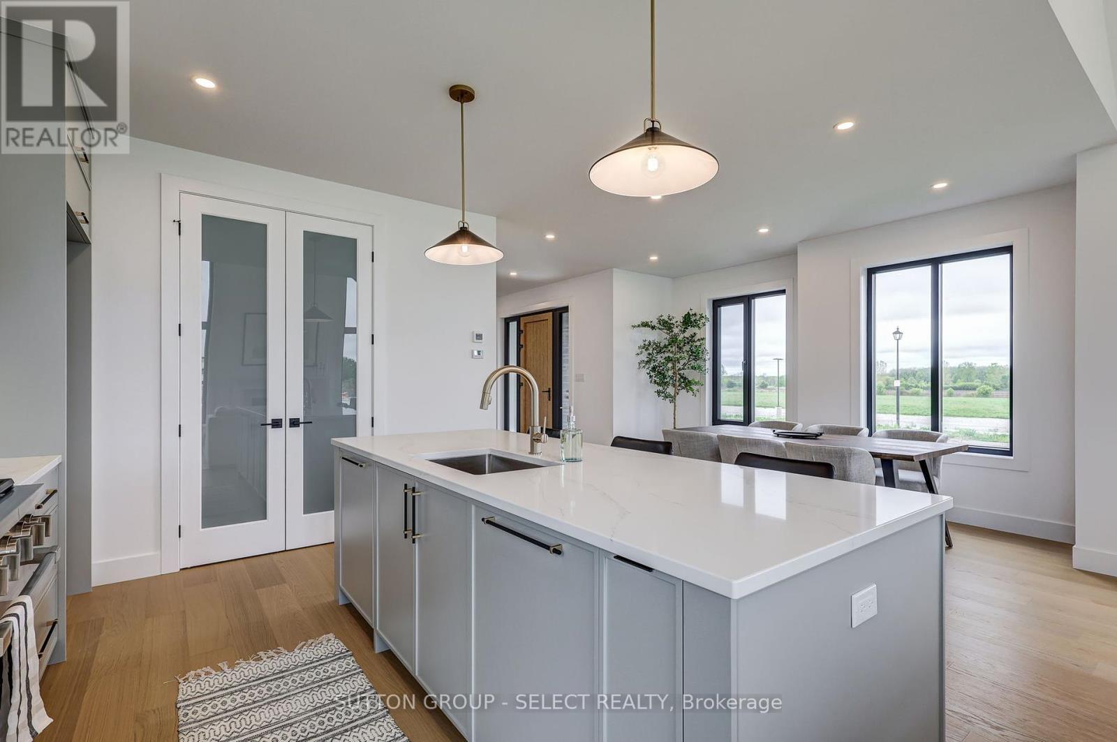 2 Five Stakes Street, Southwold, ON - Indoor Photo Showing Kitchen With Upgraded Kitchen