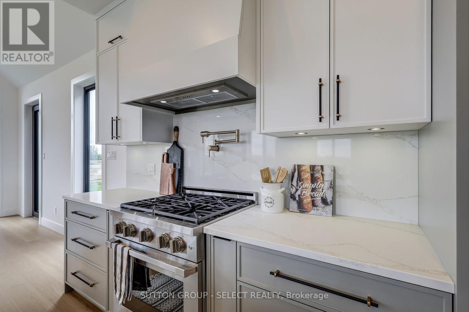 2 Five Stakes Street, Southwold, ON - Indoor Photo Showing Kitchen With Upgraded Kitchen