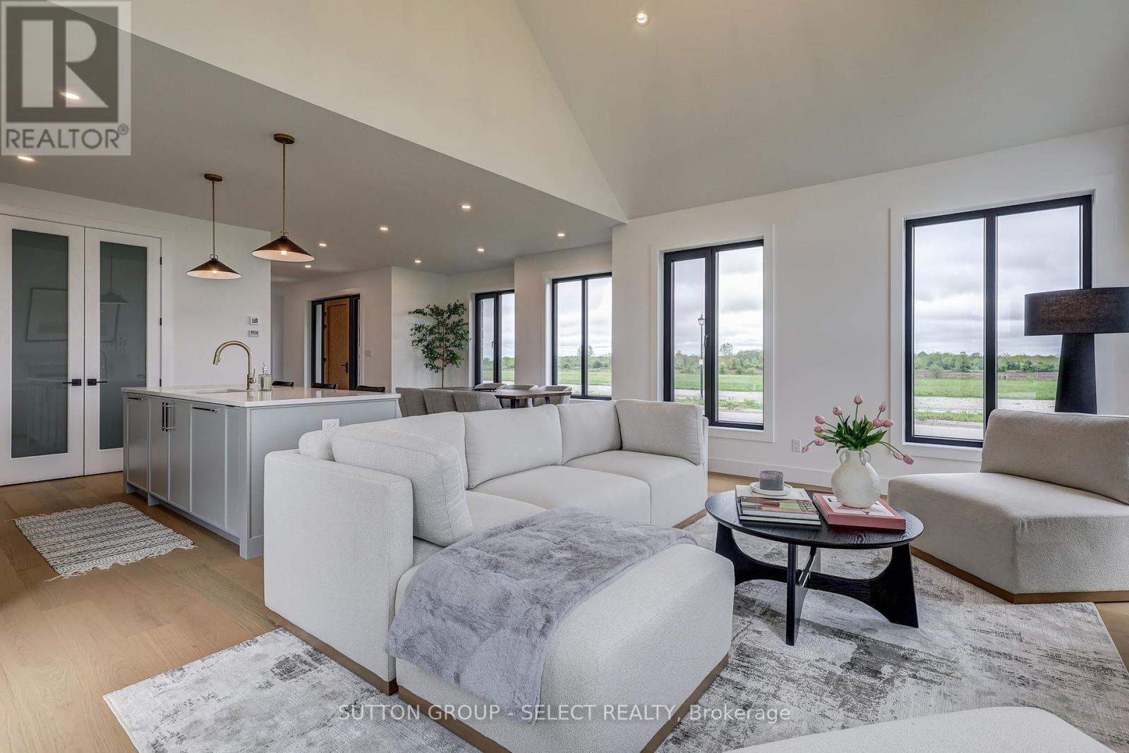 2 Five Stakes Street, Southwold, ON - Indoor Photo Showing Living Room