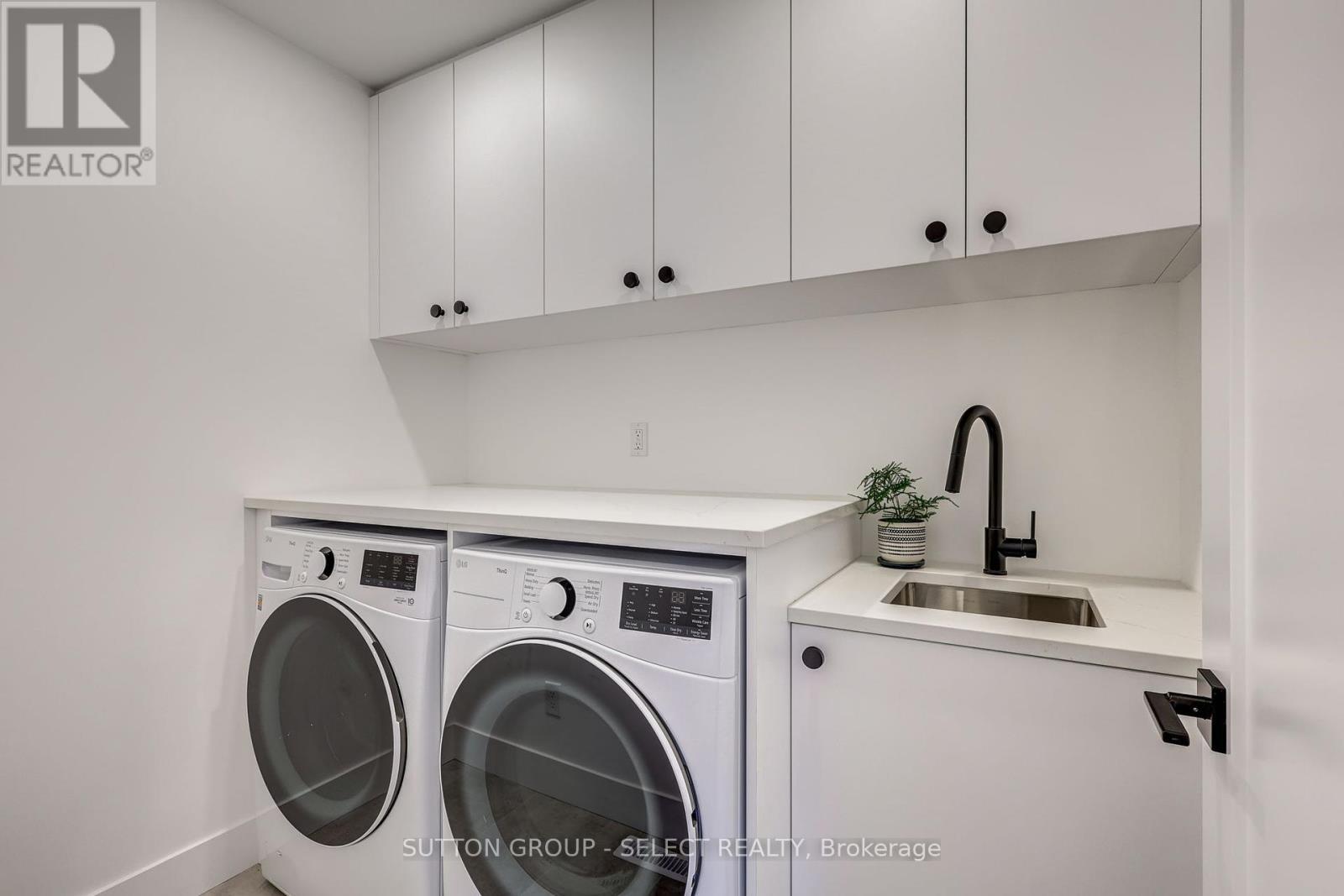 2 Five Stakes Street, Southwold, ON - Indoor Photo Showing Laundry Room