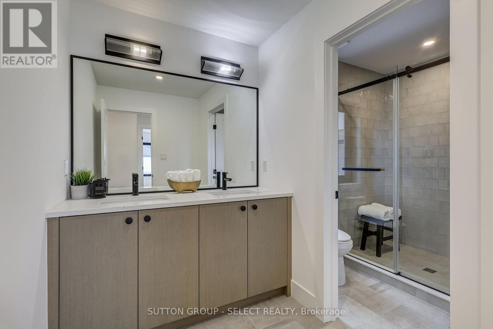 2 Five Stakes Street, Southwold, ON - Indoor Photo Showing Bathroom