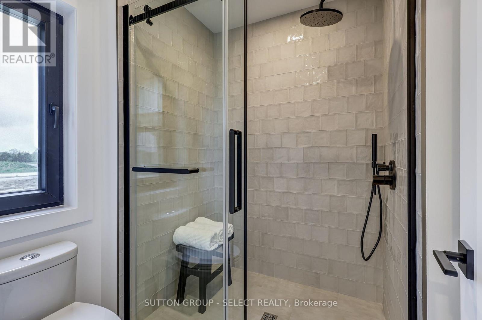 2 Five Stakes Street, Southwold, ON - Indoor Photo Showing Bathroom