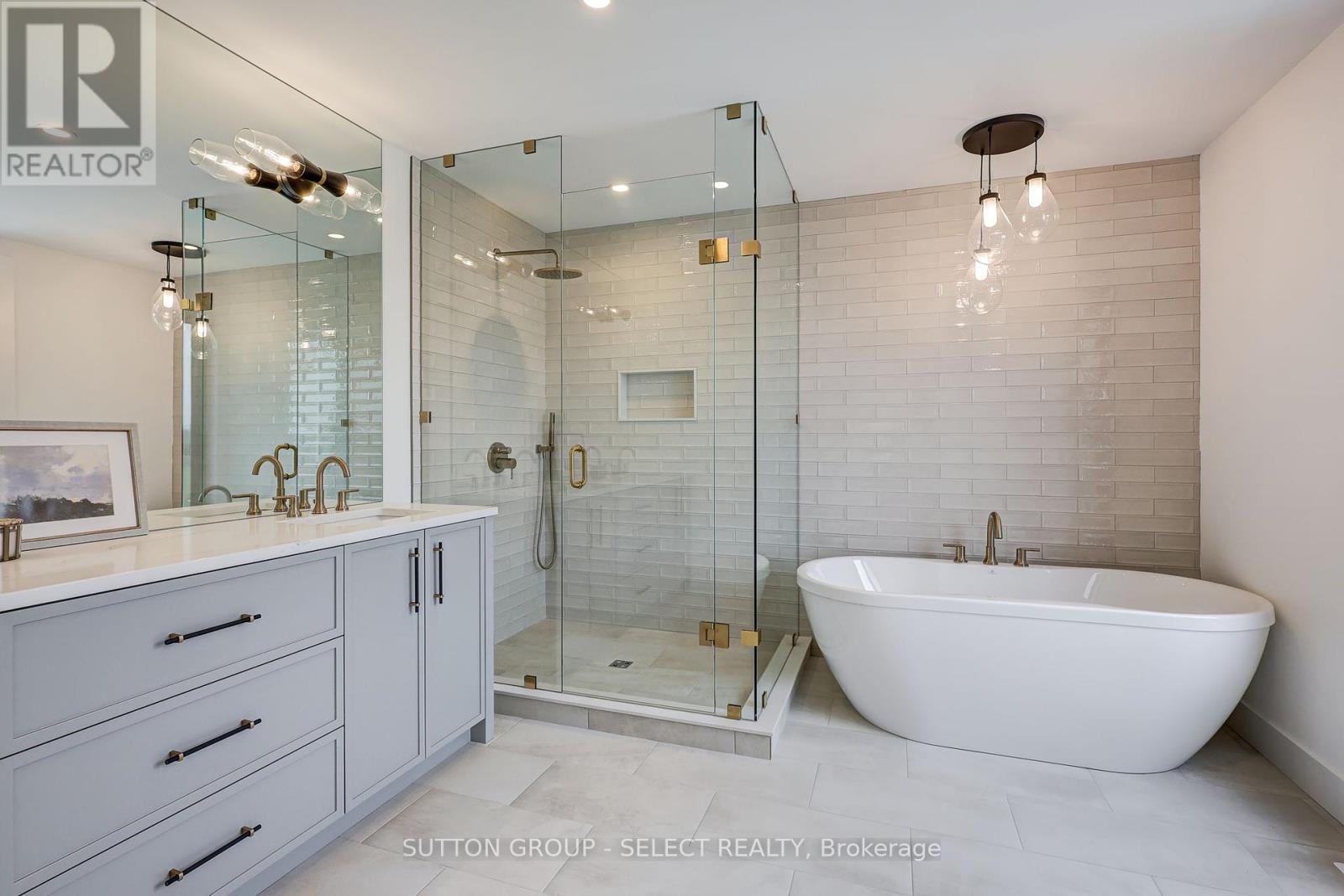 2 Five Stakes Street, Southwold, ON - Indoor Photo Showing Bathroom
