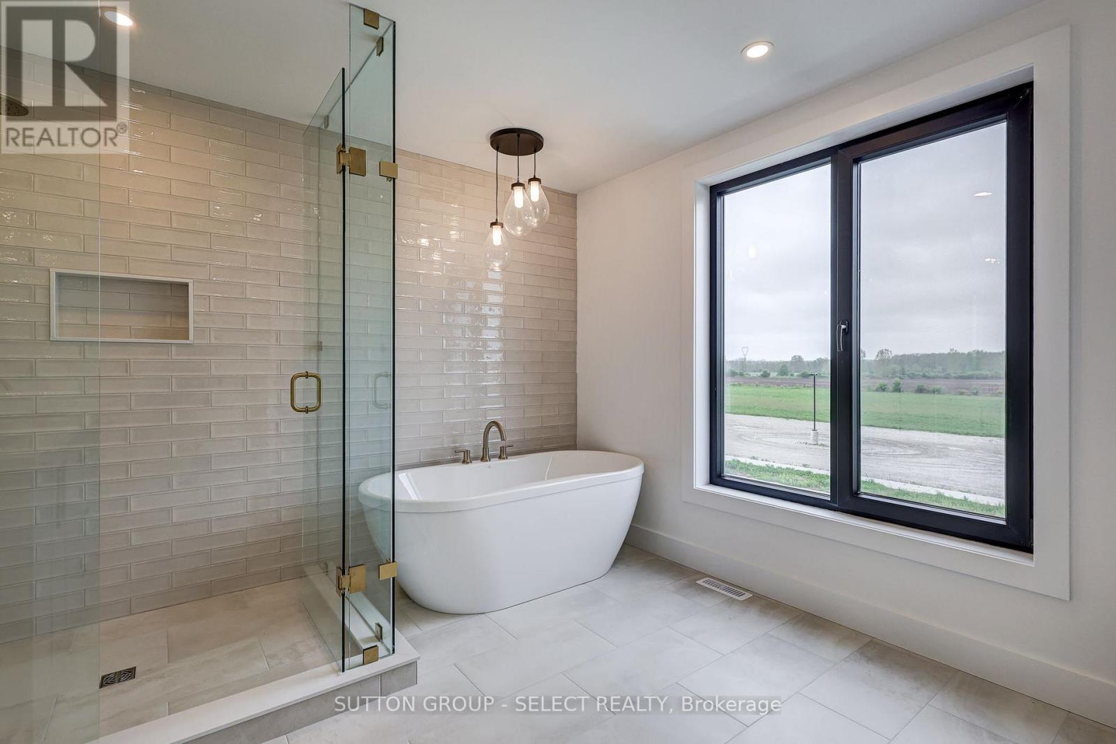 2 Five Stakes Street, Southwold, ON - Indoor Photo Showing Bathroom