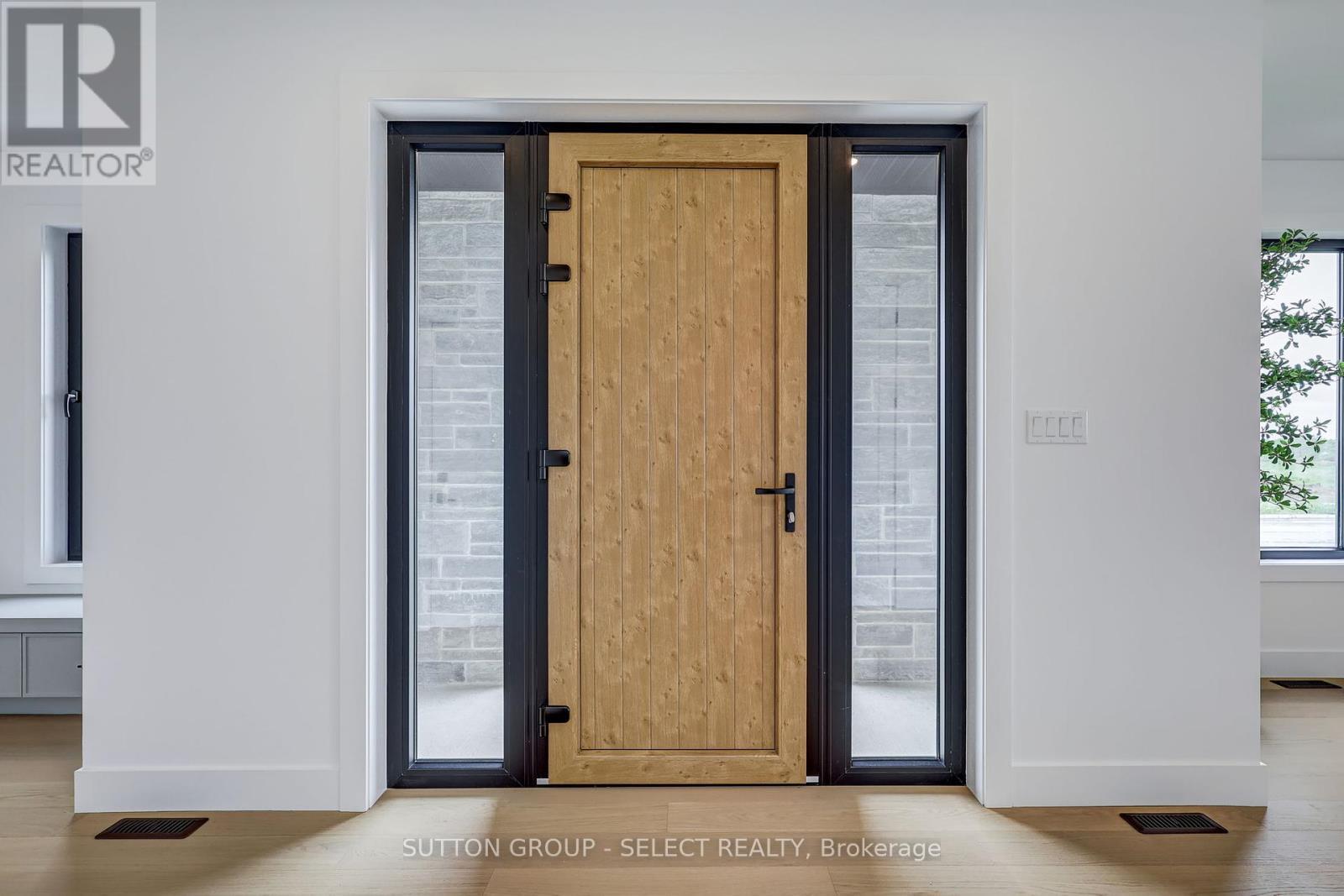 2 Five Stakes Street, Southwold, ON - Indoor Photo Showing Other Room