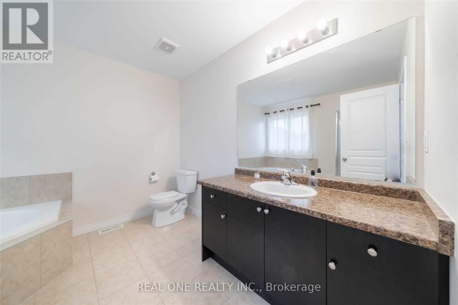 34 House Lane, Hamilton, ON - Indoor Photo Showing Bathroom