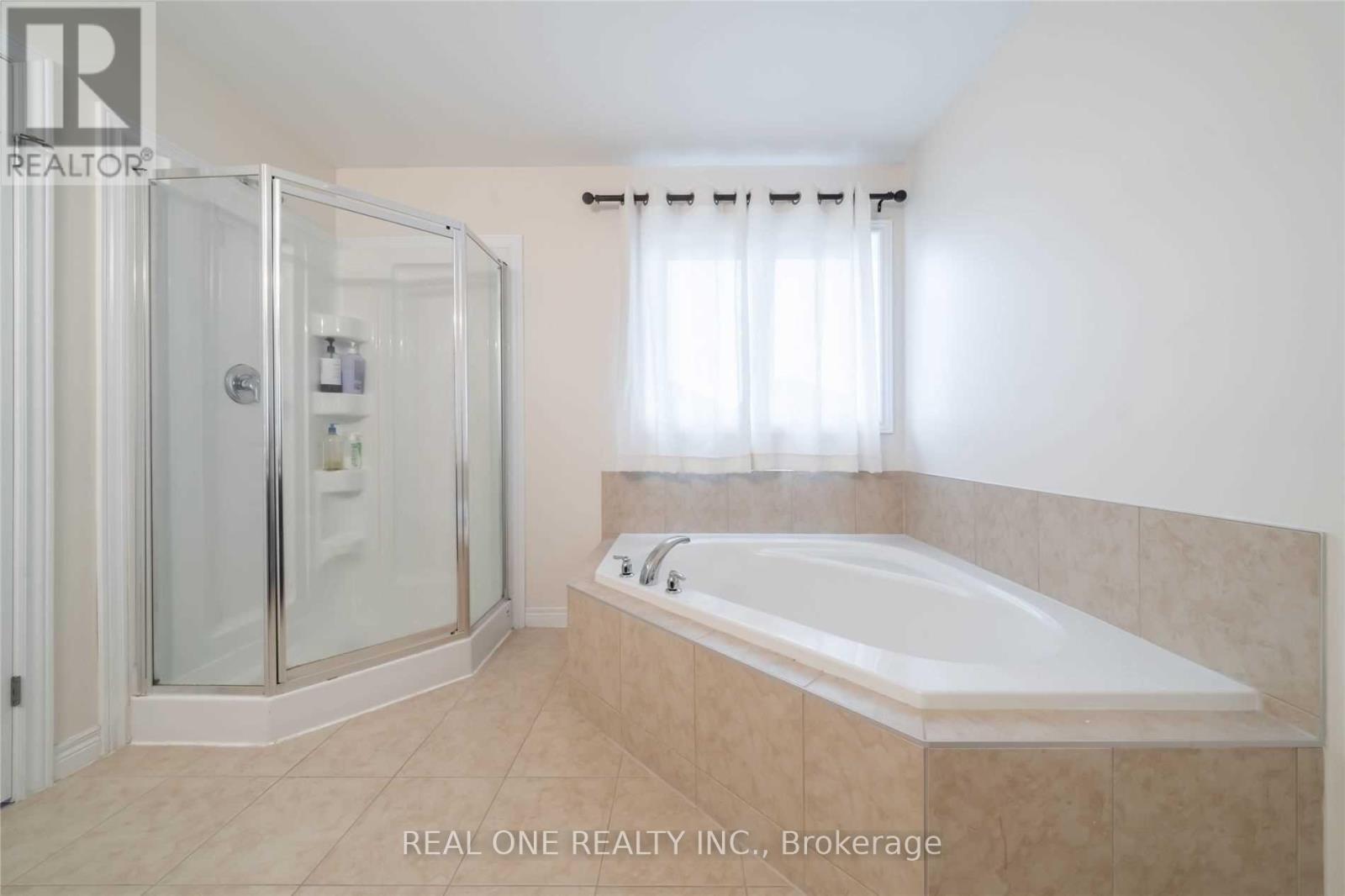 34 House Lane, Hamilton, ON - Indoor Photo Showing Bathroom