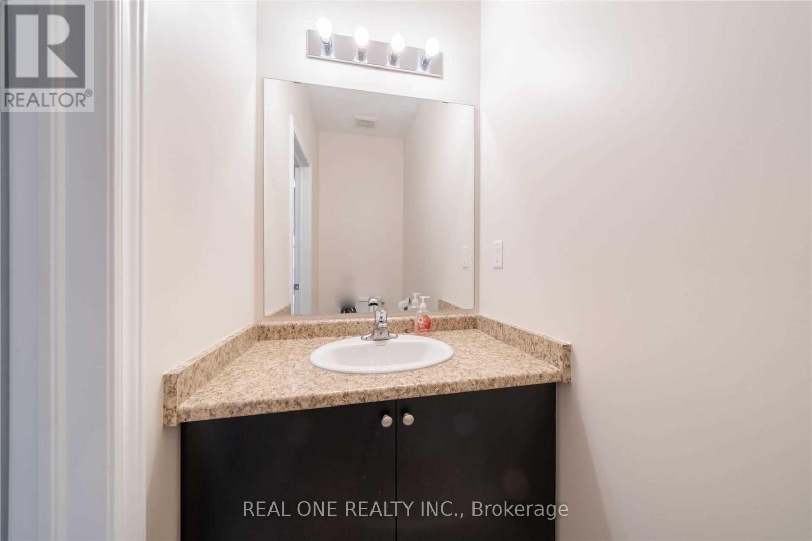 34 House Lane, Hamilton, ON - Indoor Photo Showing Bathroom