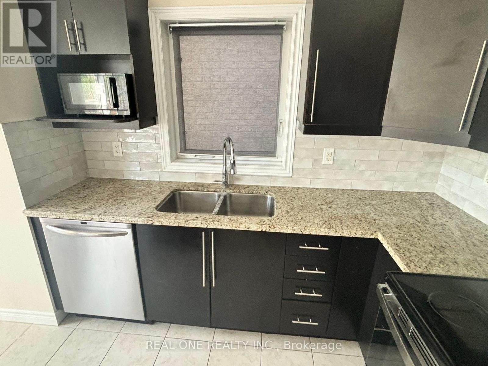 34 House Lane, Hamilton, ON - Indoor Photo Showing Kitchen With Double Sink With Upgraded Kitchen