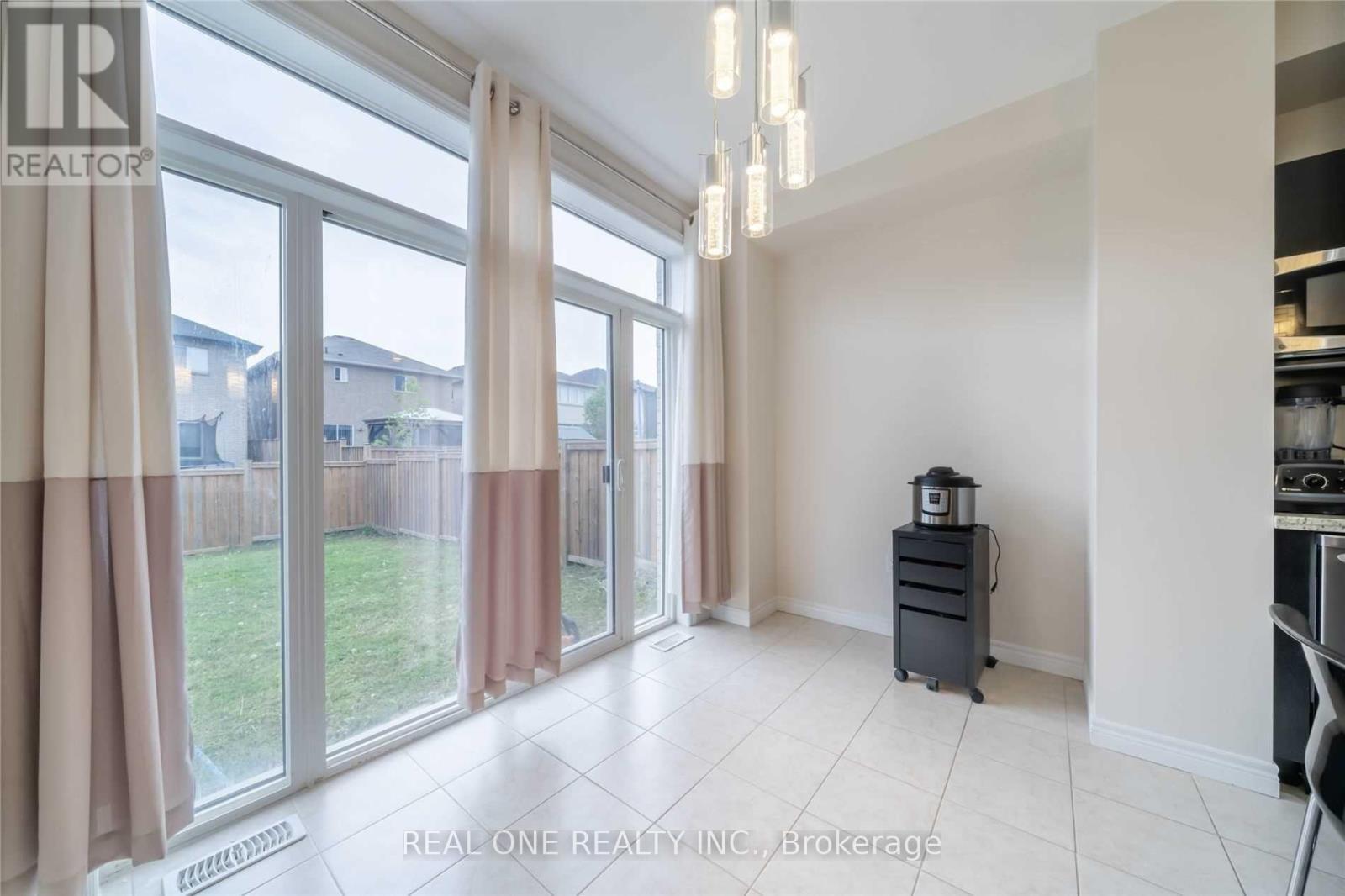 34 House Lane, Hamilton, ON - Indoor Photo Showing Other Room