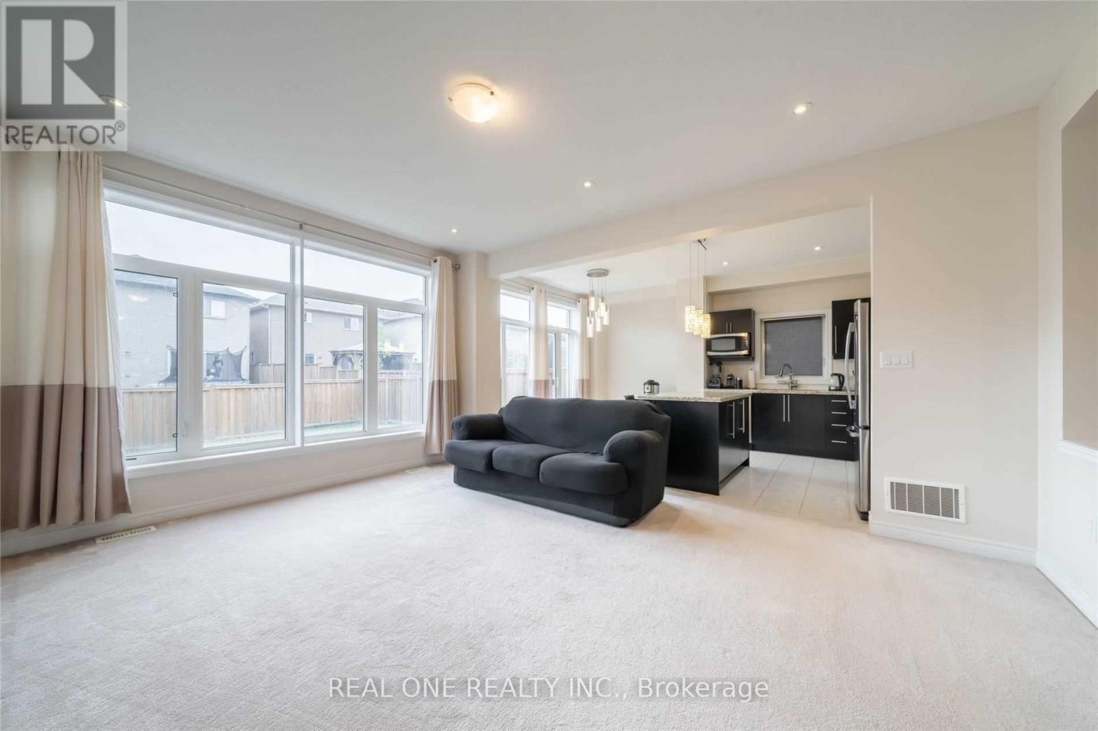 34 House Lane, Hamilton, ON - Indoor Photo Showing Other Room