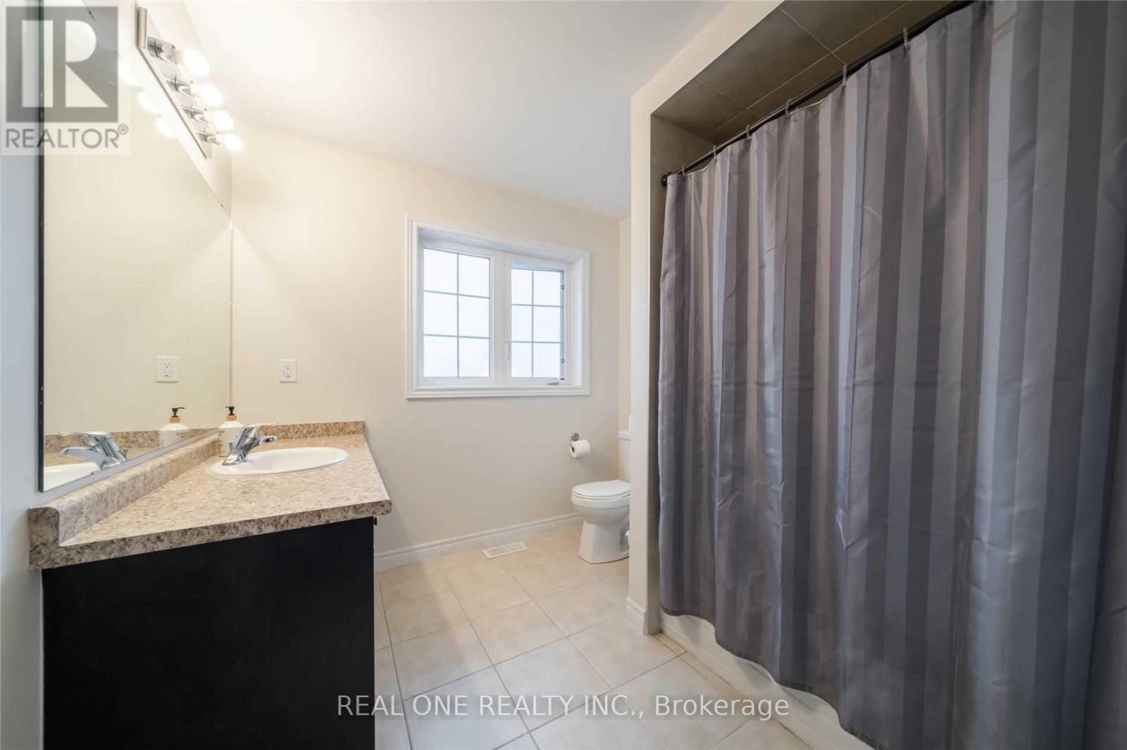 34 House Lane, Hamilton, ON - Indoor Photo Showing Bathroom