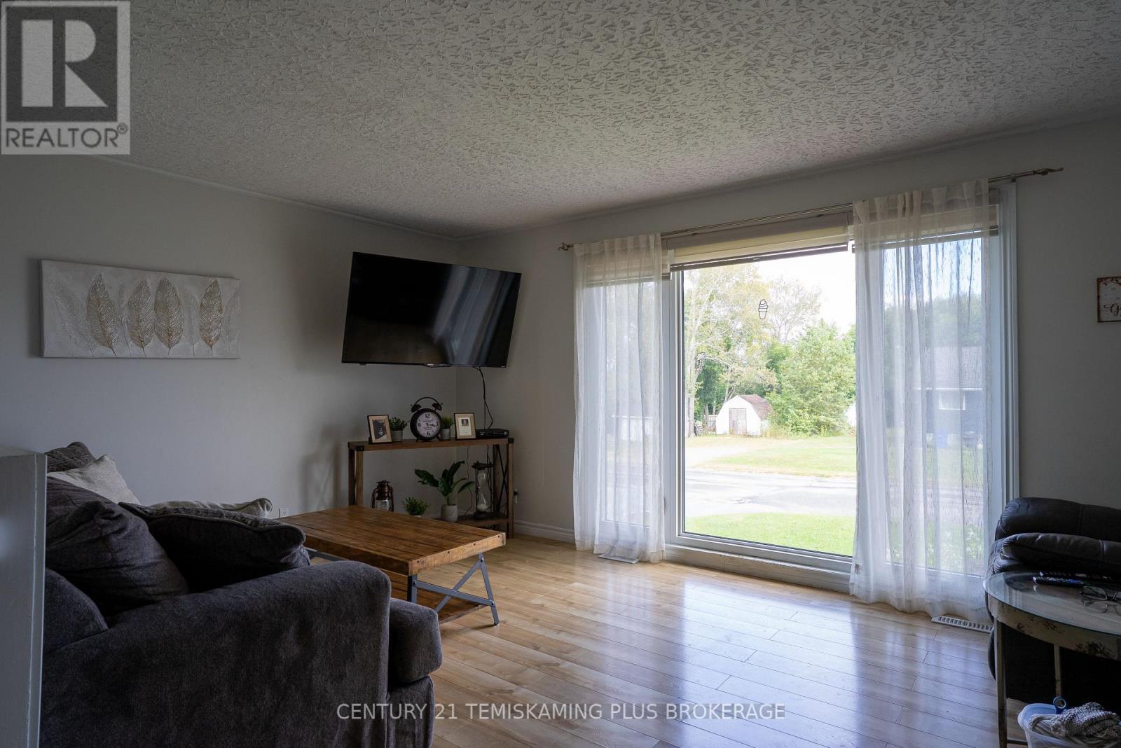 242 Bruce Street, Temiskaming Shores (Haileybury), ON - Indoor Photo Showing Living Room