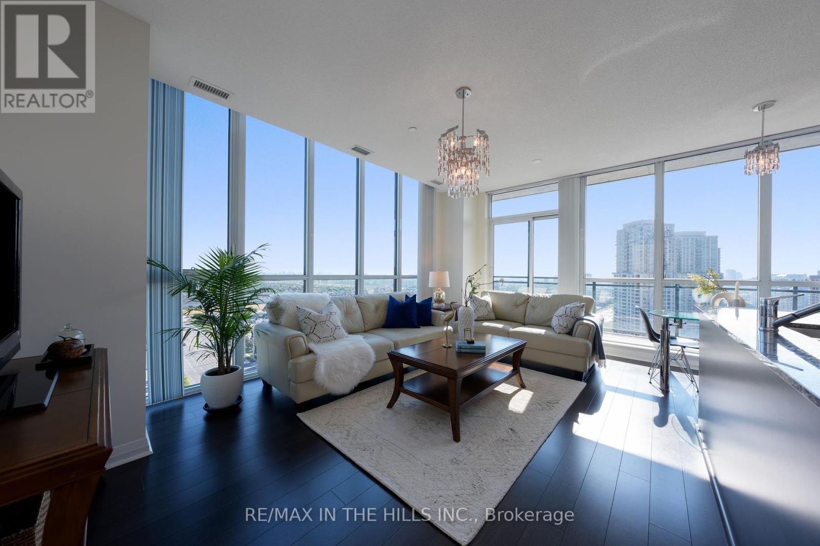 2007 - 55 Eglinton Avenue W, Mississauga, ON - Indoor Photo Showing Living Room