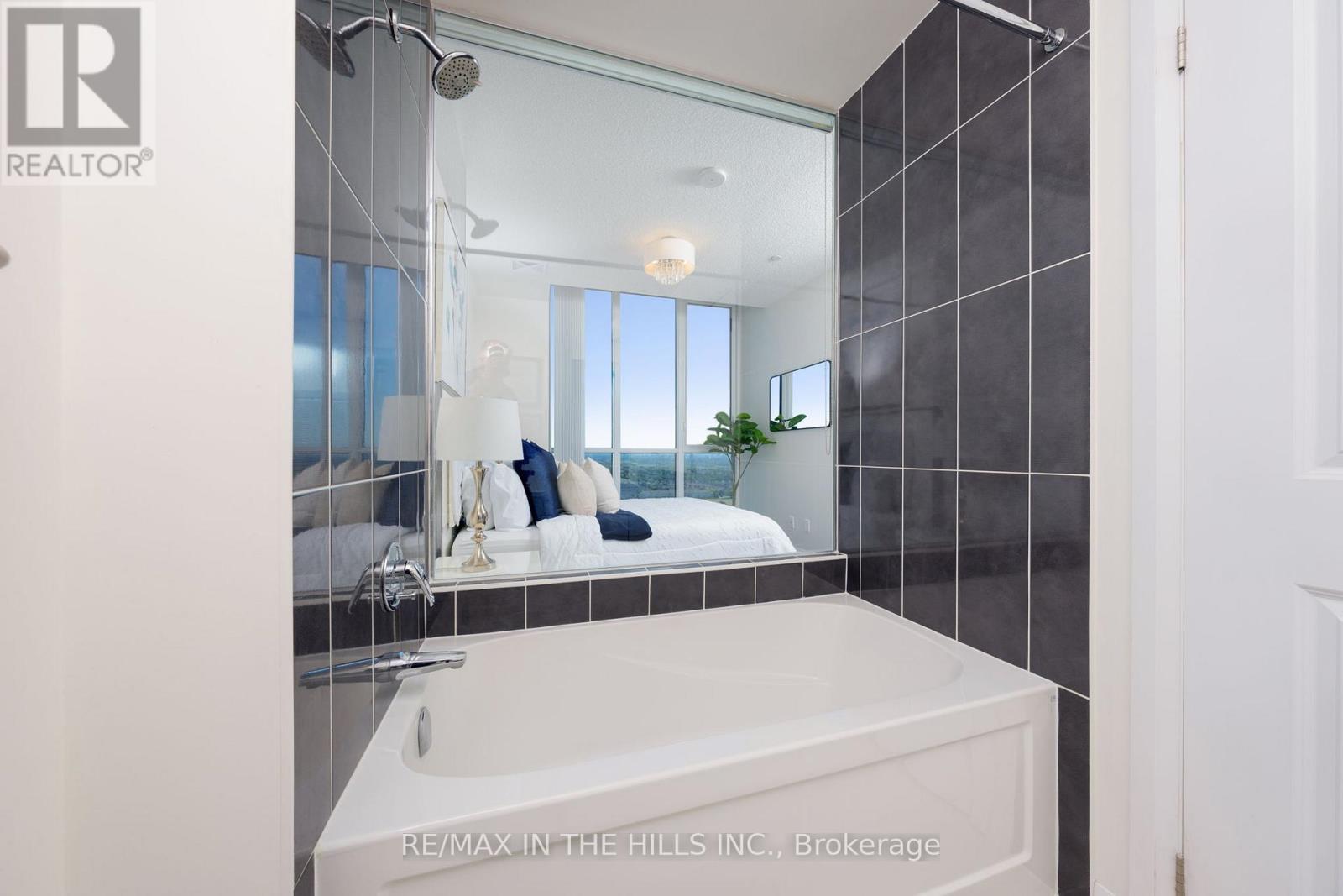 2007 - 55 Eglinton Avenue W, Mississauga, ON - Indoor Photo Showing Bathroom