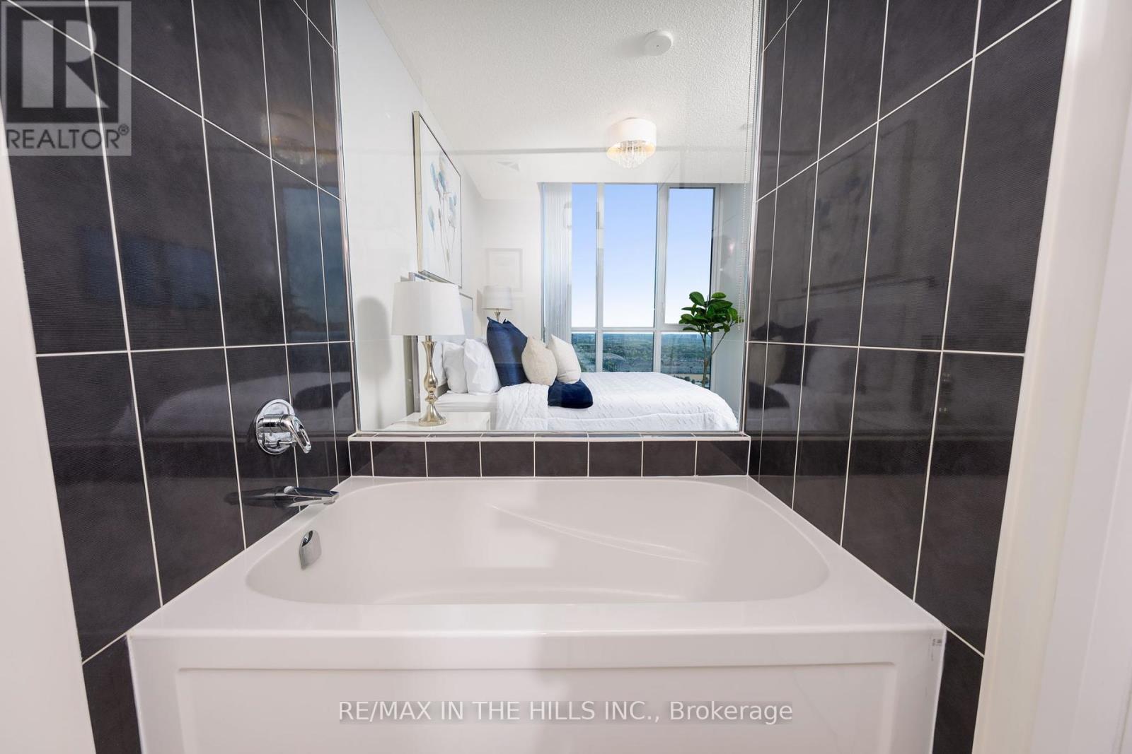 2007 - 55 Eglinton Avenue W, Mississauga, ON - Indoor Photo Showing Bathroom