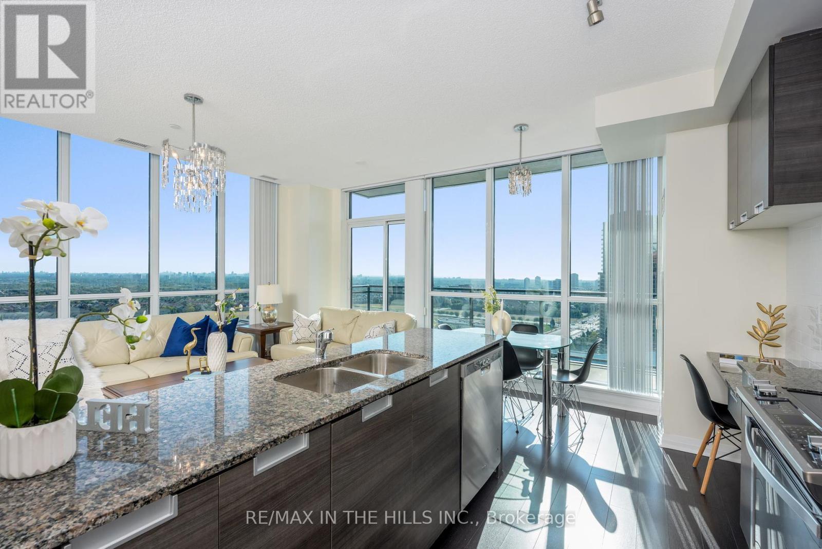 2007 - 55 Eglinton Avenue W, Mississauga, ON - Indoor Photo Showing Kitchen With Double Sink With Upgraded Kitchen