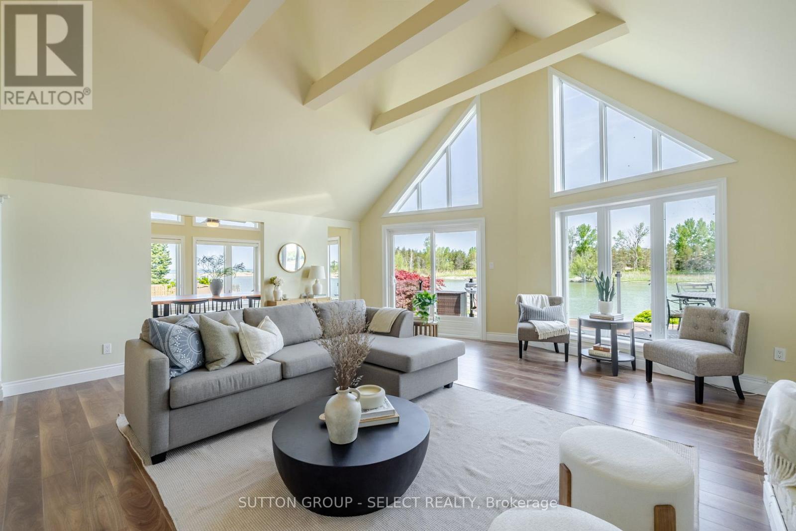 7474 Riverside Drive, Lambton Shores (Port Franks), ON - Indoor Photo Showing Living Room