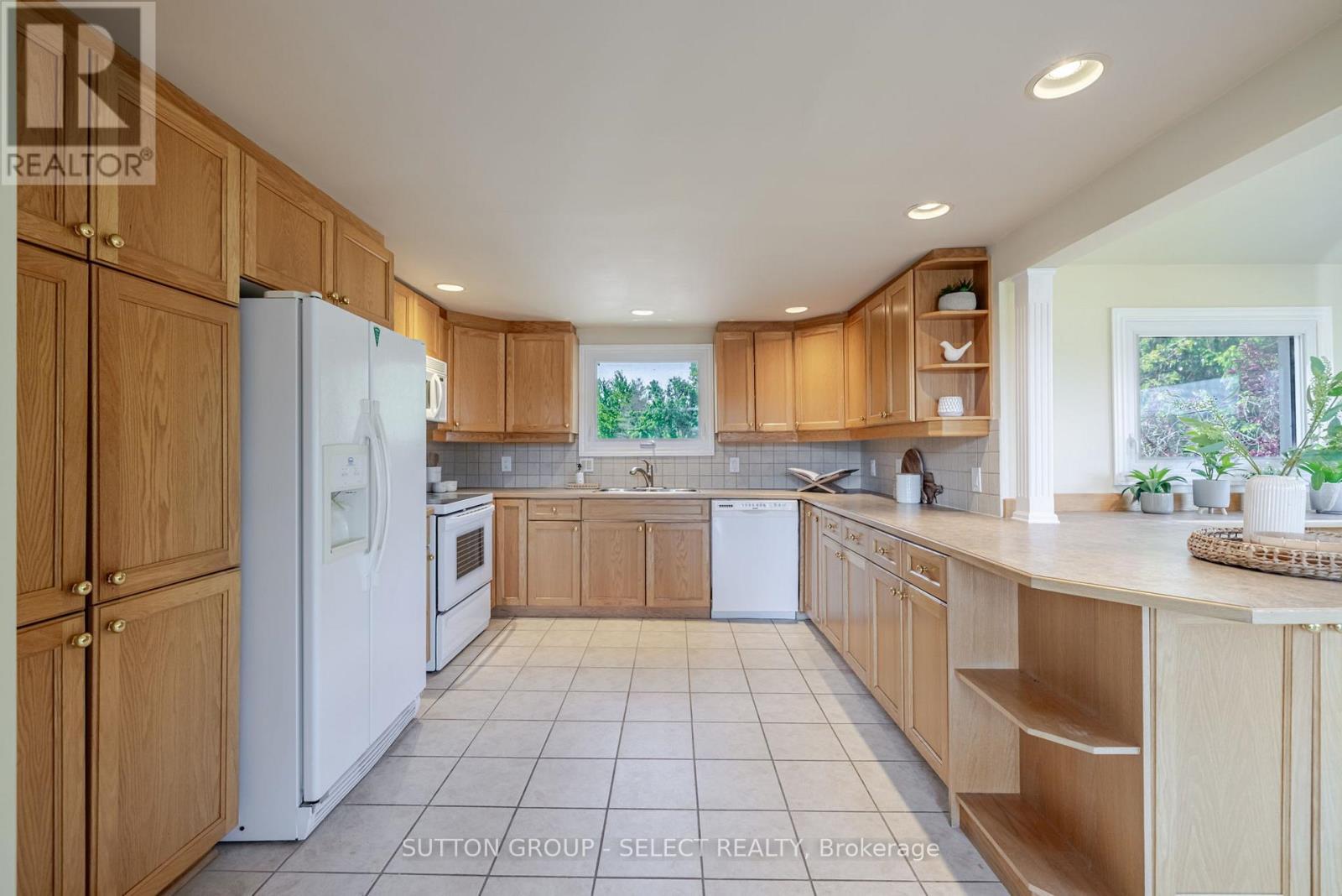 7474 Riverside Drive, Lambton Shores (Port Franks), ON - Indoor Photo Showing Kitchen