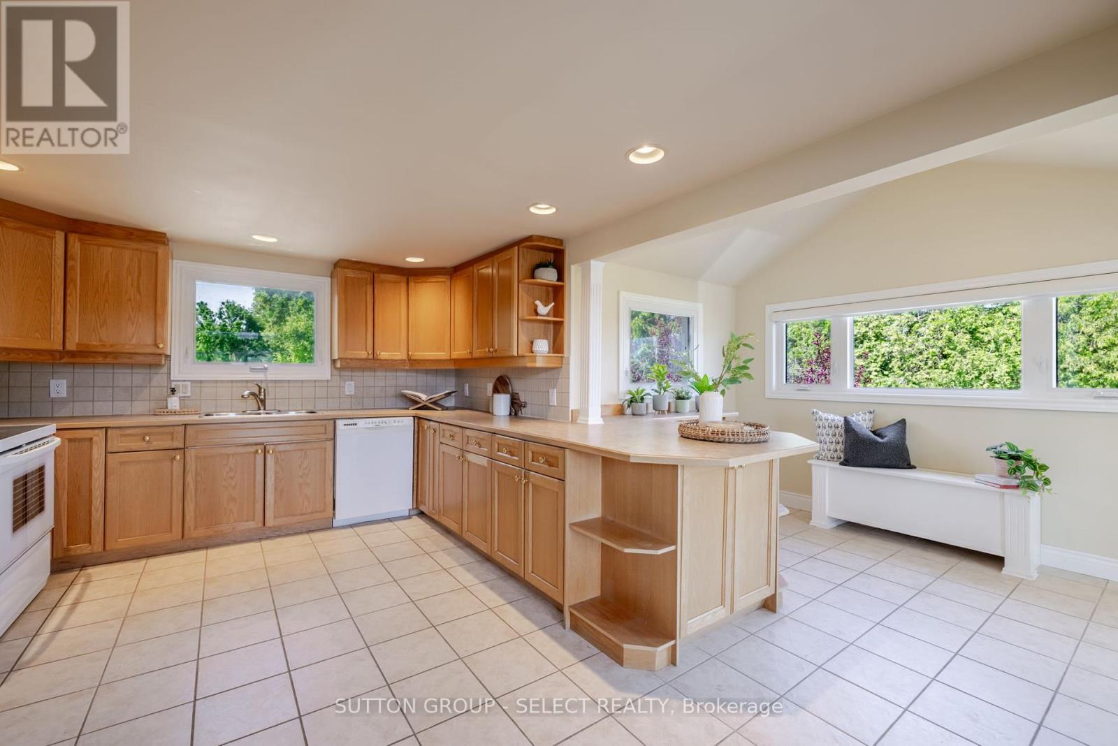 7474 Riverside Drive, Lambton Shores (Port Franks), ON - Indoor Photo Showing Kitchen