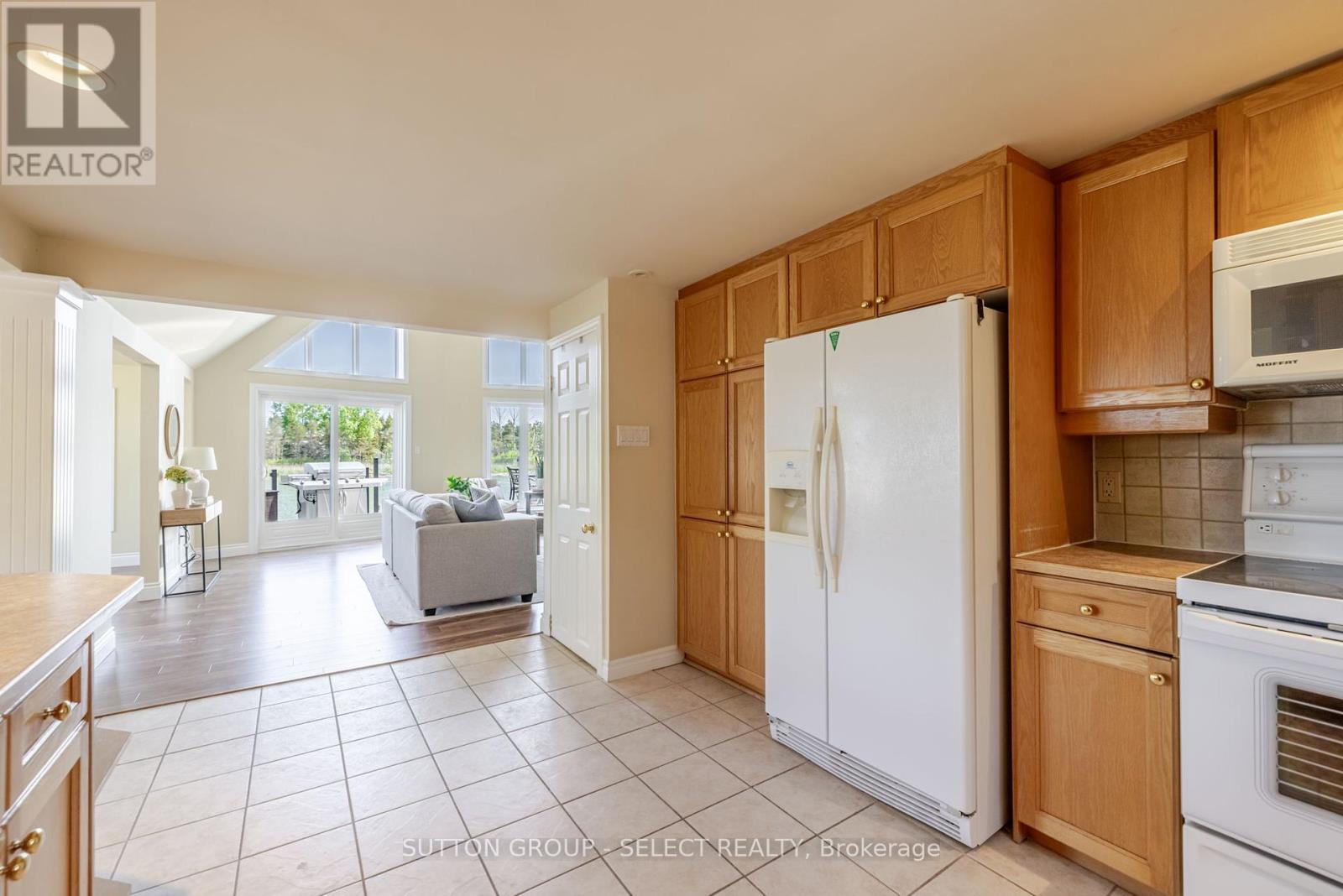 7474 Riverside Drive, Lambton Shores (Port Franks), ON - Indoor Photo Showing Kitchen