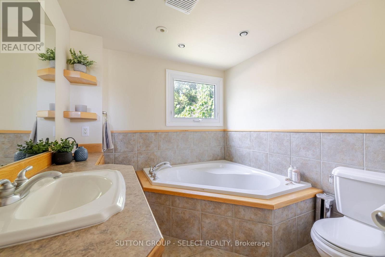 7474 Riverside Drive, Lambton Shores (Port Franks), ON - Indoor Photo Showing Bathroom