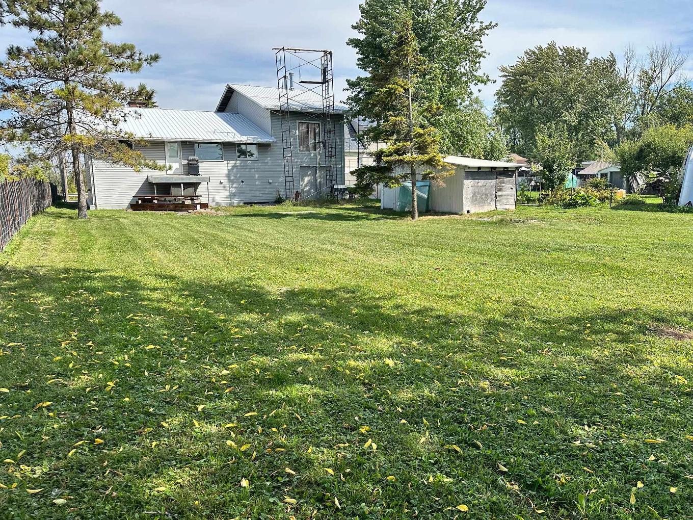 Cour - 8310 Boul. Des Mille-Îles, Laval (Saint-François), QC - Outdoor